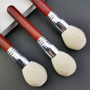 Pinceau de maquillage en poudre pelucheux de chèvre de marque de logo privé de luxe personnalisé avec manche en bois - Product Image 1