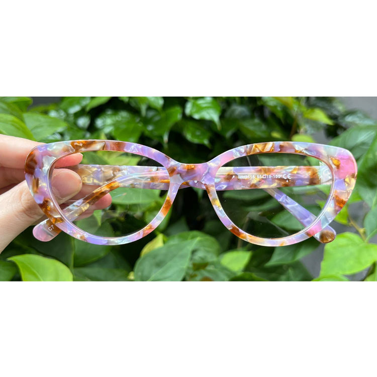 สีน้ำตาลอมม่วง