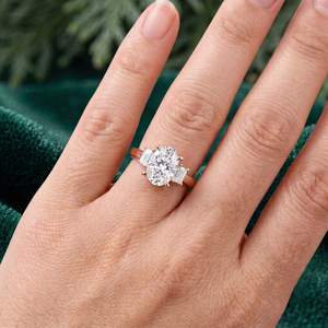 Bague classique à trois pierres en diamant de laboratoire taille ovale, avec bande en or massif et pierres latérales taille émeraude, idéale comme bague de promesse ou de fiançailles. - Product Image 1