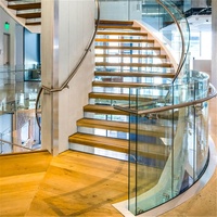 Daiya Canada — escalier en bois de chêne massif, escalier sculpté, cercle en forme de lune avec balustrade en verre