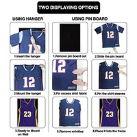 Cadre de présentation pour maillots en bois blanc mat avec 2 serrures antivol dorées, acrylique incassable et doublure en feutre, fixation murale pour maillots