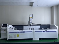 Centre d'usinage CNC 5 axes industriel pour le perçage, le fraisage et le taraudage de profilés en aluminium architecturaux
