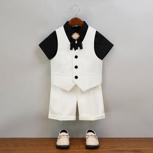 Elegante Completo Formale da Bambino 5 Pezzi: Gilet Bianco, Camicia Nera a Maniche Corte con Spilla + Pantaloncini per Abbigliamento Estivo Bambini - Product Image 2