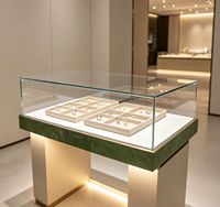Vitrine de présentation de bijoux en verre et bois avec éclairage LED, couleurs personnalisables et caractéristiques écologiques
