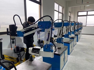 Machine de taraudage automatique à bras robotisé pour perçage vertical, avec bras télescopique et bras de taraudage électrique - Product Image 1