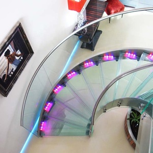 Escalier flottant incurvé <span class=keywords><strong>de</strong></span> luxe moderne avec garde-corps en verre sans cadre, marches en bois massif et structure en acier - Product Image 4