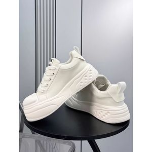 Vente en gros et au détail à l'étranger de baskets blanches super populaires, de baskets de marque tendance, et de baskets à talon invisible du fabricant. - Product Image 4
