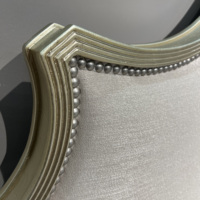 Cadre de lit double en bois massif de chêne sculpté, style moderne rétro, style américain, avec revêtement en tissu doux et design en tissu.