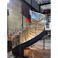 Escalier courbé élégant avec garde-corps en verre, marches en bois de chêne massif, escalier en arc