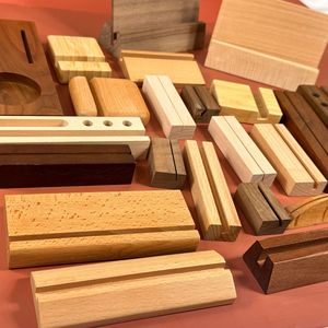 Base en bois massif et acrylique 2026 pour cartes postales, support en bois pour mémos, support de calendrier de bureau - Product Image 1