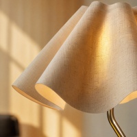 Lampe d'hôtellerie élégante avec abat-jour en métal et tissu, lampe de table sans fil pour mariage, banquet et restaurant