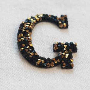 高品質 クリスタル ダイヤモンド 光沢ブラックレター バッジ 工場カスタム ラインストーン Tシャツ用 熱転写ラベル - Product Image 3