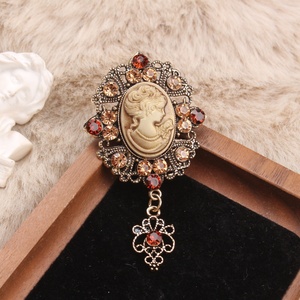 <span class=keywords><strong>Broche</strong></span> vintage avec portrait féminin en relief, cadre en <span class=keywords><strong>or</strong></span> antique, strass rouge-brun et pendentif orné - Product Image 1