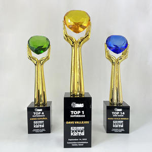 क्रिस्टल ब्लू ग्रीन हार्ट डायमंड ट्रॉफी के लिए गोल्ड होल्डिंग हैंड क्रिस्टल ट्रॉफी MH-J985 - Product Image 1