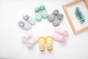 Chaussures chaussettes pour bébé à rayures <span class=keywords><strong>arc</strong></span>-<span class=keywords><strong>en</strong></span>-<span class=keywords><strong>ciel</strong></span> bleues, ultra-douces, antidérapantes, semelle flexible, premières chaussures pour tout-petits, vente <span class=keywords><strong>en</strong></span> gros, dropshipping - Product Image 2