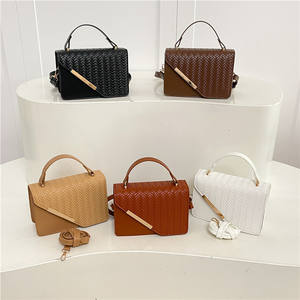 Borsa a tracolla da <span class=keywords><strong>donna</strong></span> trendy con bordo in ferro diagonale, nuova, tinta unita, piccola, quadrata, casual, con copertura singola - Product Image 1