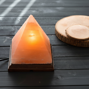 Lampe en sel de l'Himalaya sculptée à la main, créant une ambiance apaisante avec une lumière naturelle pour un intérieur moderne et élégant. - Product Image 1