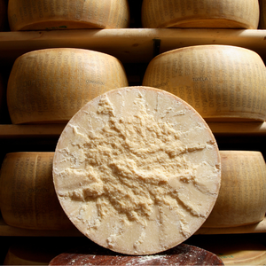 Fromage à pâte dure italien vieilli de qualité supérieure 40kg Fermentation 24 mois Saveur riche et audacieuse Présure protéinée de lait de vache cru emballée en boîte - Product Image 5