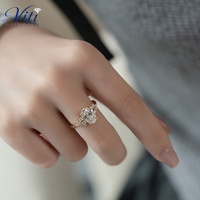 Bague Viti en or jaune 18 carats certifiée IGI avec diamant ovale de laboratoire en grappe florale, bijou raffiné d'inspiration botanique, romantique et élégant