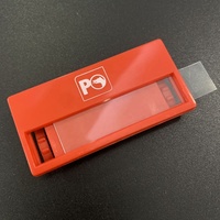 Badge nominatif personnalisé en acrylique rouge avec noyau remplaçable, fixation auto-agrippante et magnétique pour le personnel de l'entreprise