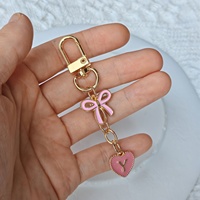 Porte-clés personnalisé en alliage rose avec nœud et lettre en forme de cœur – Accessoire de sac durable et élégant au design mignon