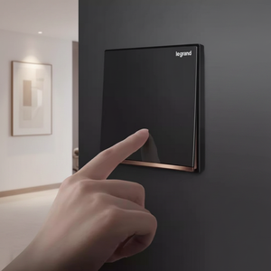 Pour <span class=keywords><strong>prise</strong></span> murale <span class=keywords><strong>Legrand</strong></span> multi-ports 86 Yijing <span class=keywords><strong>noir</strong></span> carbone cinq USB avec interrupteur authentique - Product Image 1