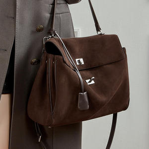 กระเป๋าโท้ทหนังแท้สำหรับผู้หญิง ดีไซน์หรูหรา หนังวัวฟรอสต์คุณภาพพรีเมียม ให้ความรู้สึกพรีเมียม ความจุเยอะ สะพายไหล่ข้างเดียวแบบกระเป๋าใต้วงแขน - Product Image 3