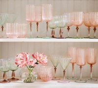 Flûtes à champagne et verres à eau rose Cynthia Rowley Ombre à nervures, avec pied, pour mariages et dîners nuptiaux