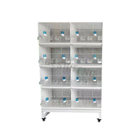 4 cages à canaris empilables, élégantes, de petite taille, en fil de fer, avec accessoires pour mangeoires et abreuvoirs.