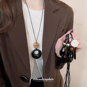 Collana con Ciondolo in Pelle Artificiale Stile Etnico, Design di Nicchia, Catena Lunga Semplice Retrò per Donna - Product Image 1