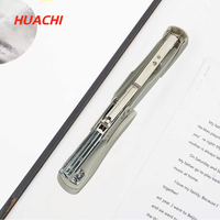 Agrafeuse de bureau standard HUACHI en métal, alimentation manuelle, format d'agrafes 24/6 et capacité de 100 agrafes