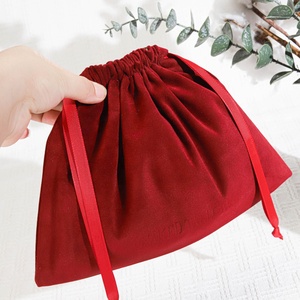 Özel Logo baskılı kırmızı kadife kozmetik İpli saklama çantası düğün hediyesi takı makyaj ambalaj lüks toz kadife kılıfı - Product Image 5