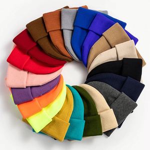 Gorro de Invierno Cálido de Fibra Acrílica de Color Sólido con Logotipo Bordado Personalizado al por Mayor - Product Image 2