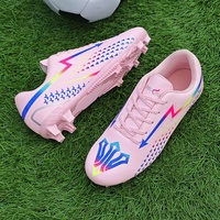 Chaussures de football à crampons longs 2026, semelle extérieure antidérapante en TPU, tige en PVC, doublure en maille, crampons d'entraînement de football unisexes pour jeunes, vente en gros