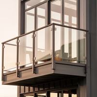 Belle balustrade en verre en acier inoxydable pour toit de maison duplex de balcon de villa avec conception sans cadre résistante à la rouille