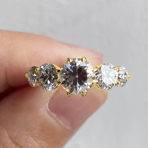 Anello Geometrico in Cristallo Rotondo per Donne, Elegante Anello alla Moda, Accessorio per Uso Quotidiano e Feste - Product Image 2
