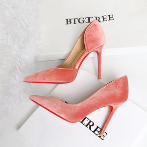 รองเท้าส้นสูงทรงสลิปออนแบบมีสายรัดข้างสีแดงสไตล์ยุโรปอเมริกัน รุ่น 9269 ทำจากกำมะหยี่ พื้นยาง ช่วยให้เท้าดูเรียวเล็ก ปลายแหลม สำหรับผู้หญิง - Product Image 4