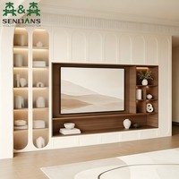 Meuble TV mural moderne et minimaliste en ivoire avec portes cintrées style Shaker, étagères de présentation en bois et rangements à ouverture par pression sans poignées