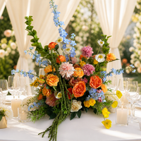 Centre de table de mariage vintage multicolore avec fleurs sauvages, arrangement floral artificiel de roses et de delphiniums pour la décoration de table de banquet