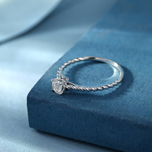 Anillo de Oro Blanco Sólido de 18K con Diseño Vintage Personalizable al por Mayor, Certificado IGI, con Diamante Natural de 0.3 Quilates como Piedra Principal - Product Image 4