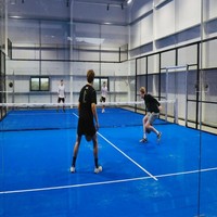 Terrain de padel conteneurisé optimisé en kit à faible coût d'expédition, structure modulaire, offre d'exportation B2B e-commerce