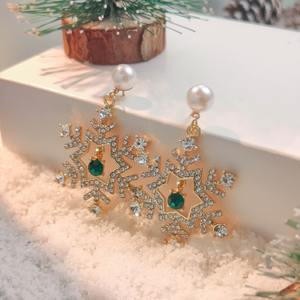 Tendance Noël Flocon De Neige Micro-Incrusté Pendentif Polyvalent Conception Délicate En Métal Oreille Bijoux pour Femmes Plage Vacances Accessoires - Product Image 2