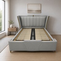 Luxuriöses Modernes PU-Leder Polsterbett mit Flügelkopfteil, Kanalgesteppt, Goldene Zierleiste, Metallakzent, Hotel-Schlafzimmer Dekorationsstil