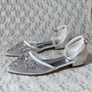 <span class=keywords><strong>Robe</strong></span> élégante en Satin pour femmes, chaussures de mariage plates à bout pointu avec des appliques en cristal, talons de mère de bal - Product Image 1