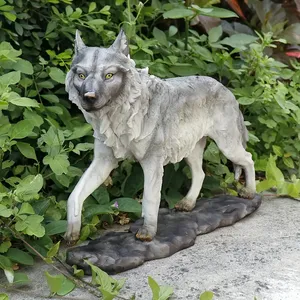 Lupo grigio che cammina realistico-statua in resina 11,81 pollici, natura selvaggia e arredamento per interni gotico - Product Image 4