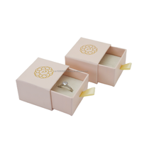 Boîtes d'emballage rigides pour bijoux en carton recyclable avec logo personnalisé en relief, 5x5x3cm 9x9x3.5cm pour bagues, boucles d'oreilles, doublure en coton
