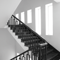 Escalier droit personnalisé Prima, design d'escalier intérieur moderne et minimaliste, solution d'escalier de haute qualité pour villa et hôtel