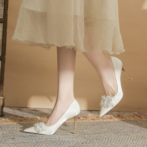 Escarpins de mariée en satin à bout pointu, talon aiguille, décoration florale blanche, chaussures de mariage - Product Image 2