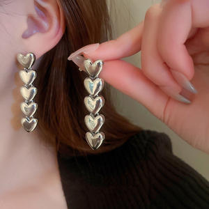 Orecchini pendenti a forma di cuore in oro bianco Lucky per donna, gioielli regalo romantici E2449 - Product Image 3