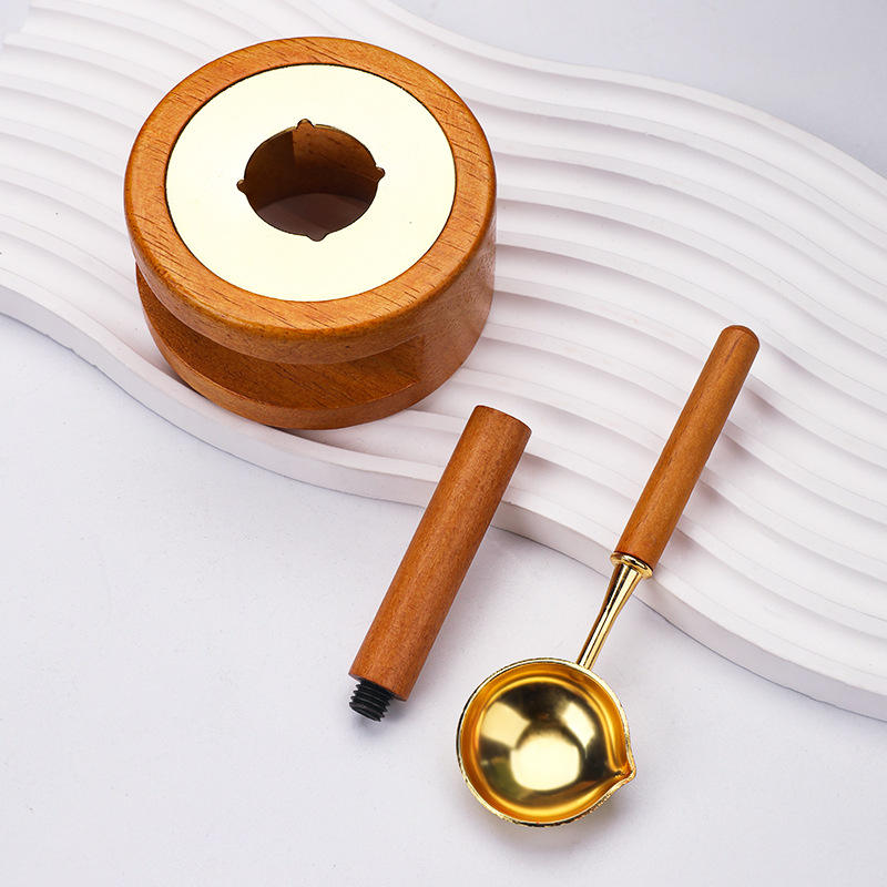 Ensemble de trois mini poignées cylindriques en bois jaune